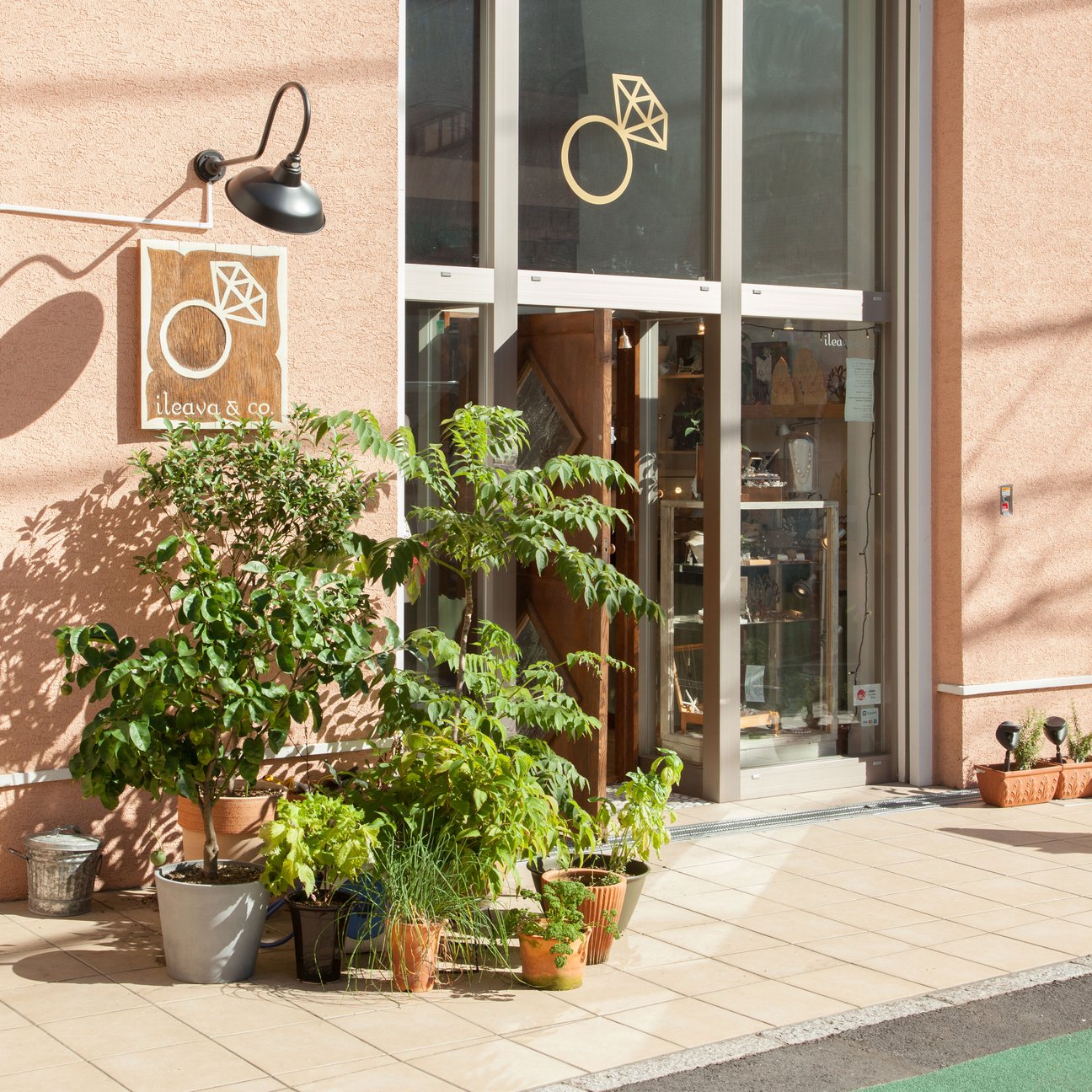 The ileava jewelry atelier store in Omotesando, surrounded by plants